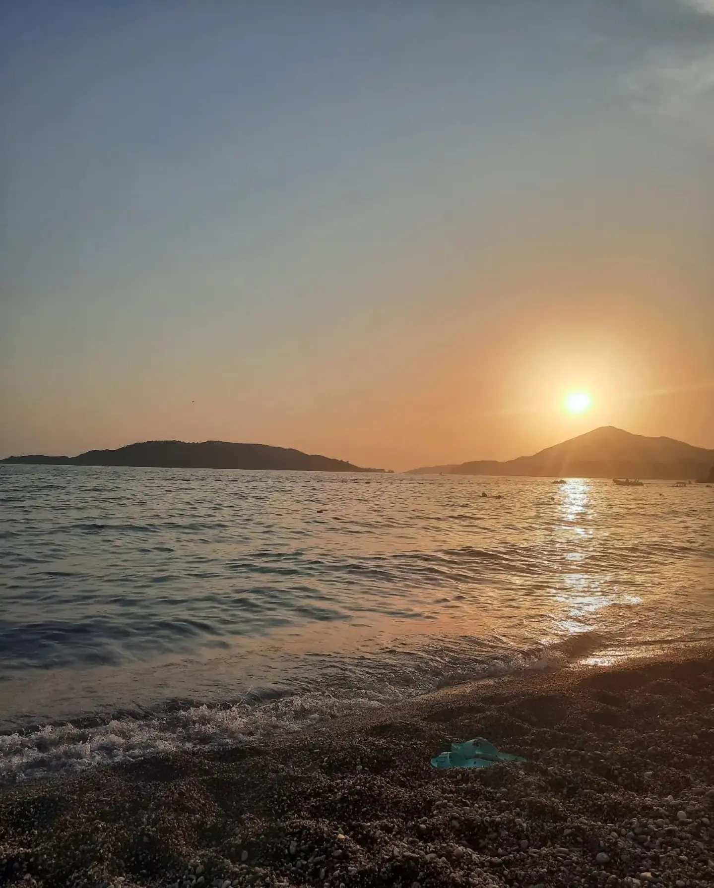 Letovanje Crna Gora Rafailovici plaža i zalazak sunca